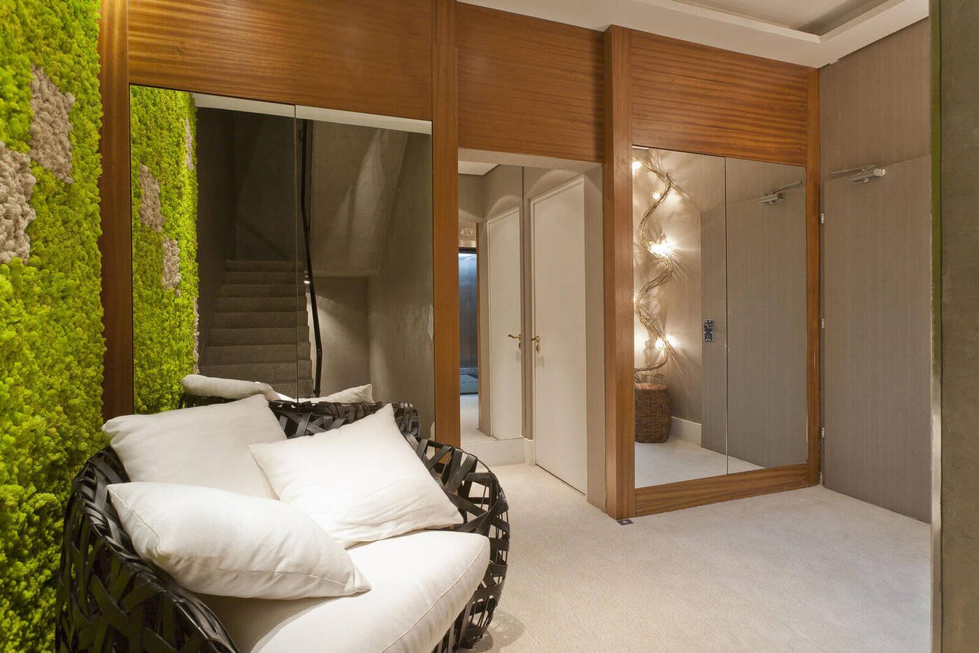 Mostra Artefacto 2013 por Mayra Lopes — hall com parede viva de musgo preservado e sofá em fibra trançada