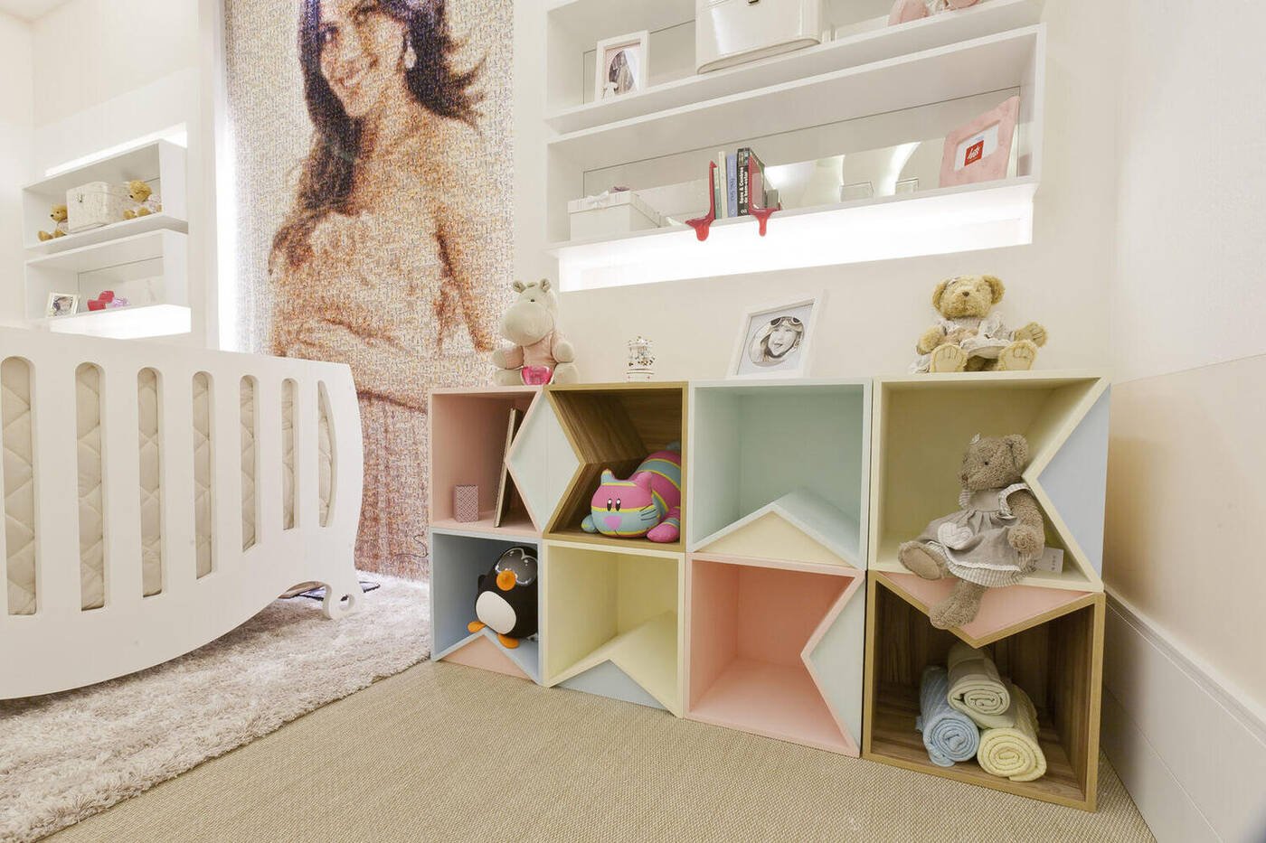 Quarto de bebê CasaCor São Paulo 2012 por Mayra Lopes — nichos modulares em tons pastel