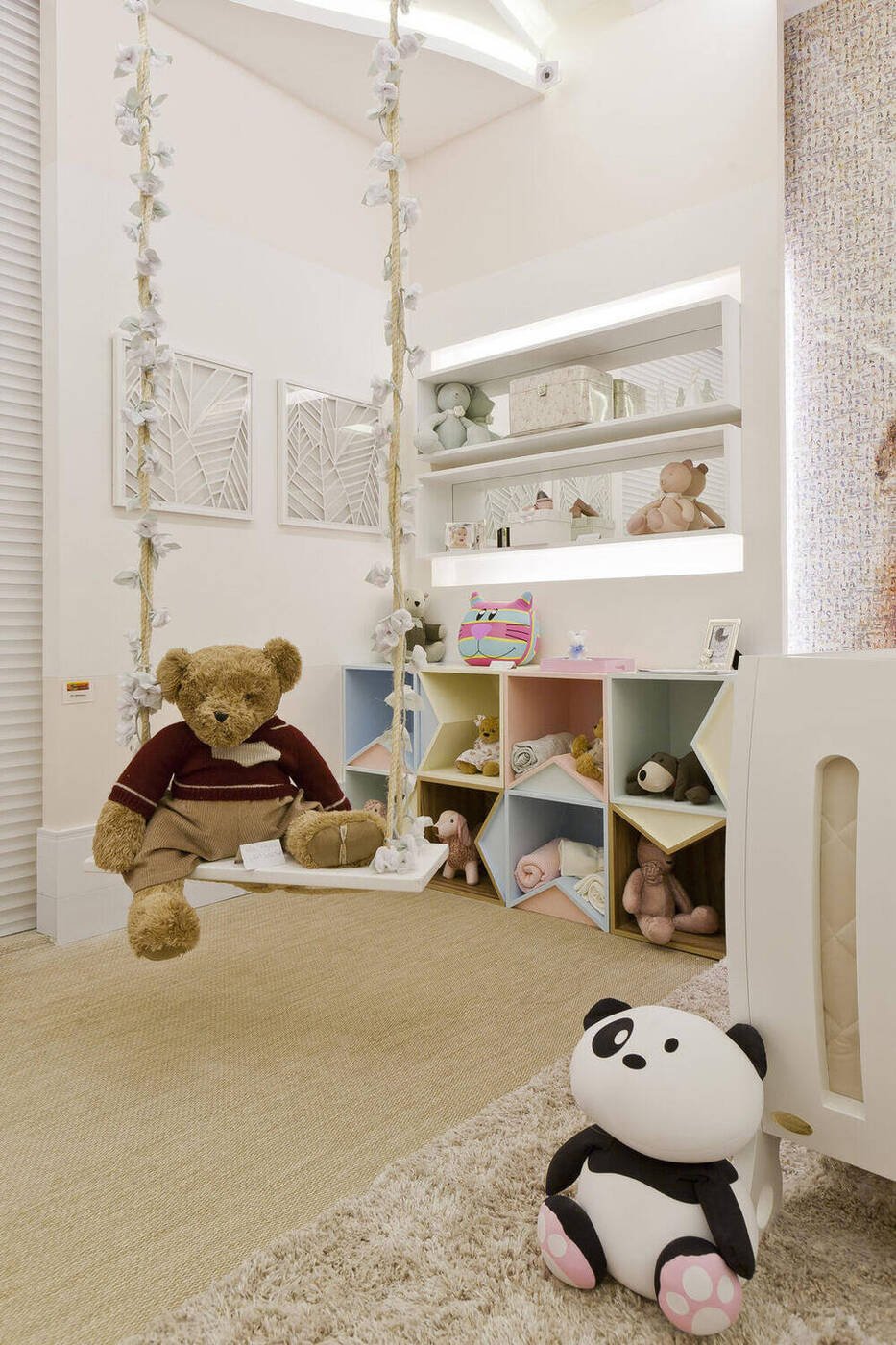 Quarto de bebê CasaCor São Paulo 2012 por Mayra Lopes — balanço suspenso com flores