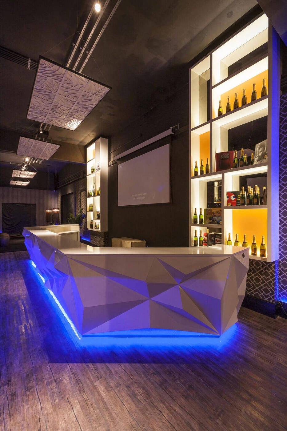 Lounge Bar CasaCor São Paulo 2013 por Mayra Lopes — geometria e luz no detalhe do balcão