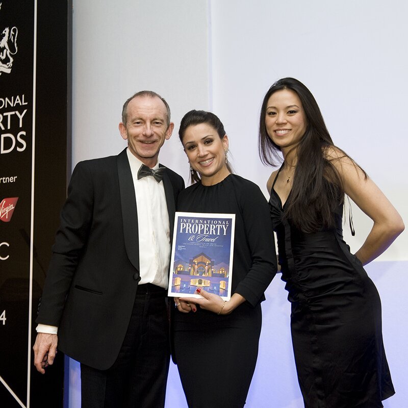 Mayra Lopes na cerimônia do International Property Awards com a revista International Property & Travel